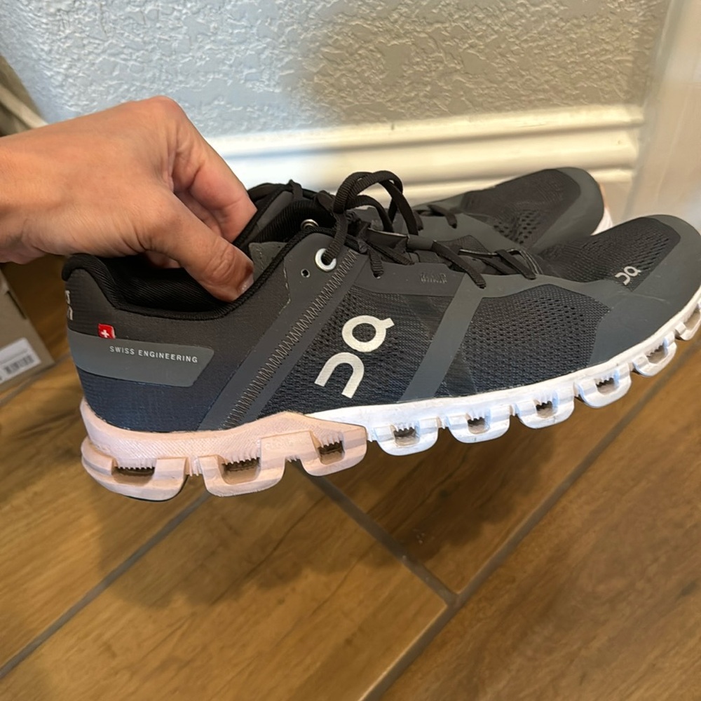 Great gently used condition ONCLOUD cloud flow shoes
